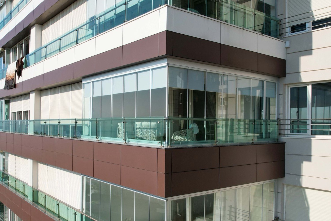 Verglaster Balkon mit zur Seite geschobenen Glaselementen