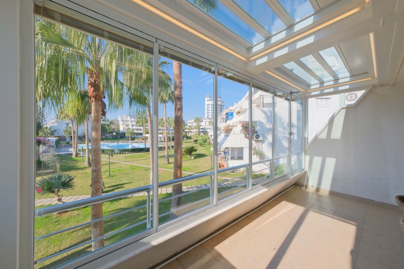 Verglaster Balkon mit zur Seite geschobenen Glaselementen