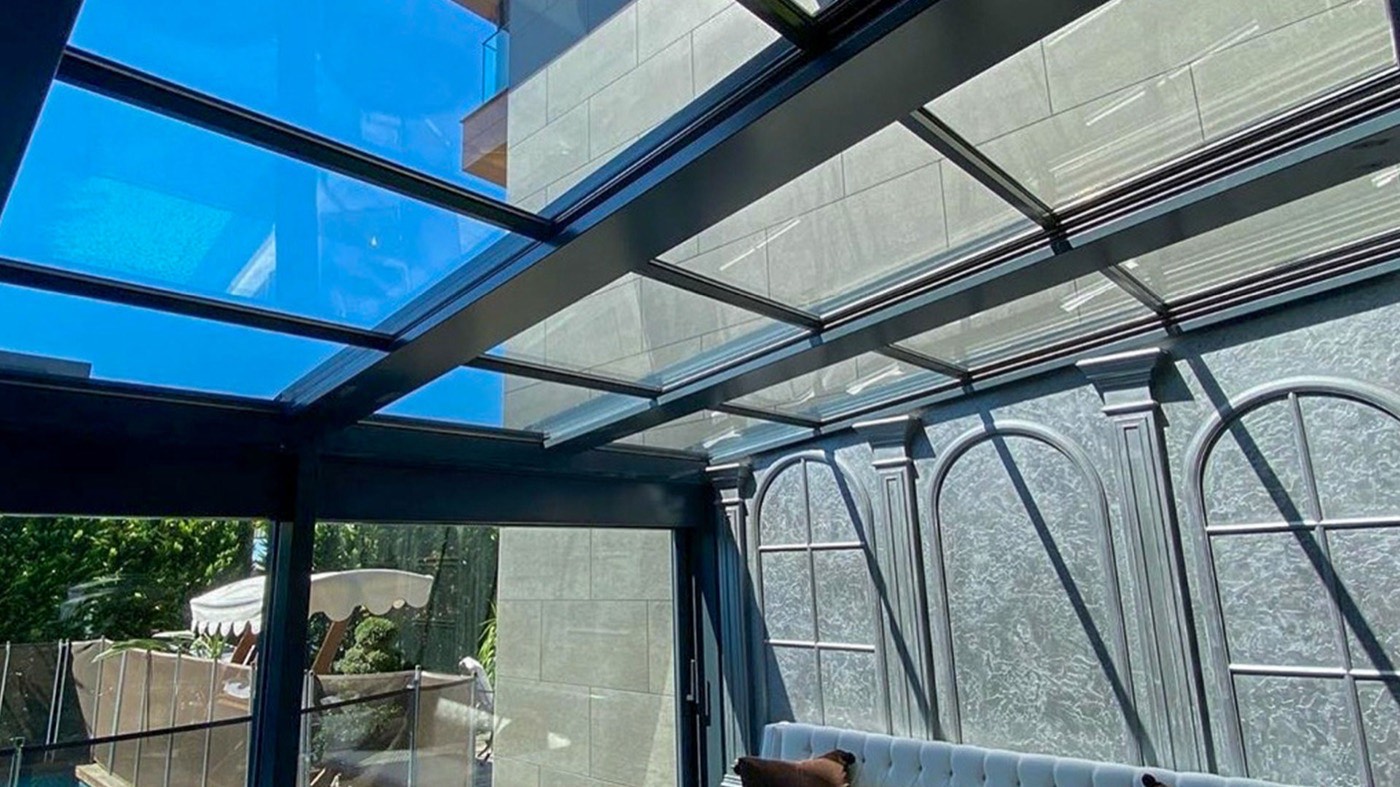 Öffenbares Glasdach aus Aluminium und Glas über einem Gastraum