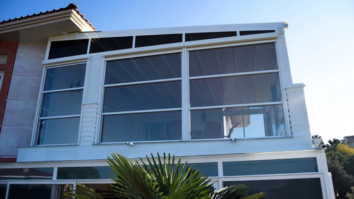 Hebeglas-System mit senkrecht fahrenden Glasscheiben an einer Restaurantterrasse