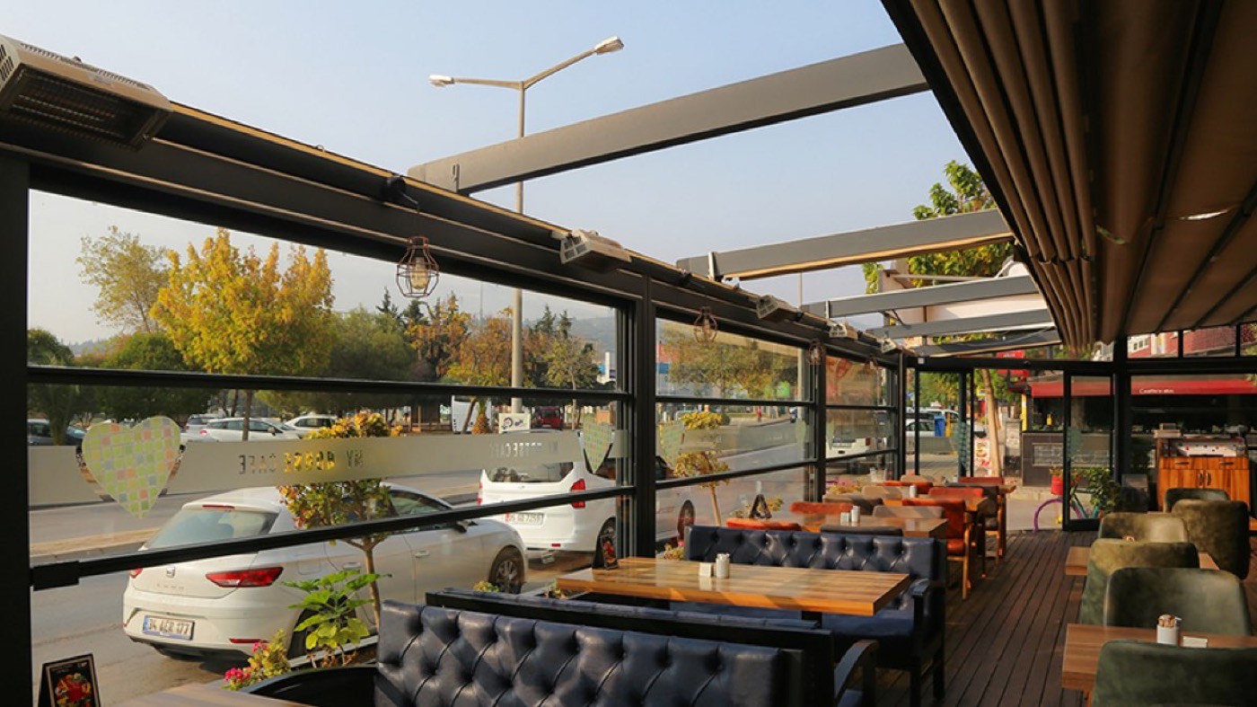 Hebeglas-System mit senkrecht fahrenden Glasscheiben an einer Restaurantterrasse
