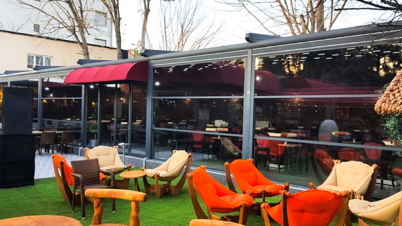 Hebeglas-System mit senkrecht fahrenden Glasscheiben an einer Restaurantterrasse
