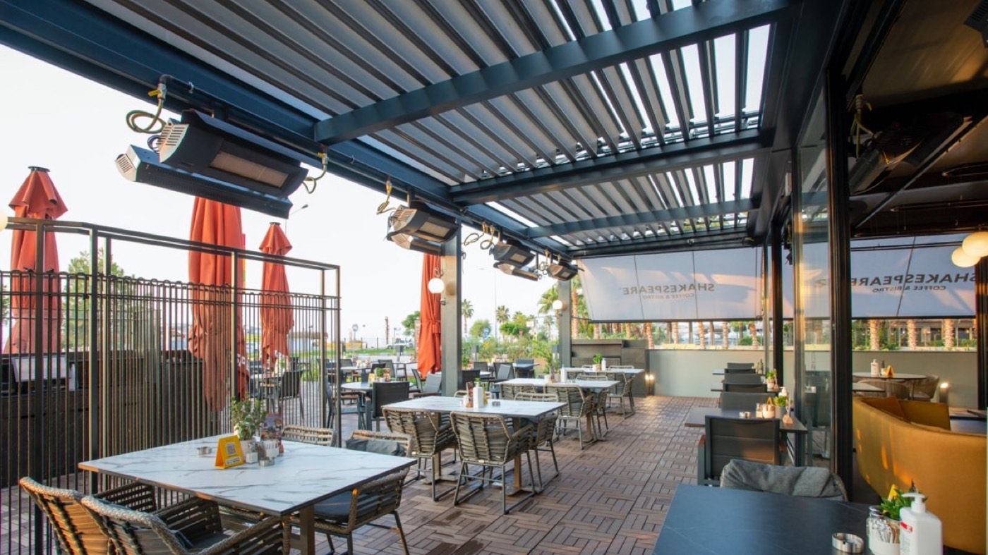 Motorisches Lamellendach aus Aluminium über einer Terrasse