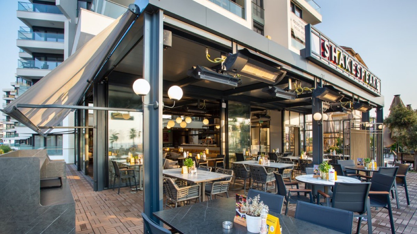 Motorisches Lamellendach aus Aluminium über einer Terrasse
