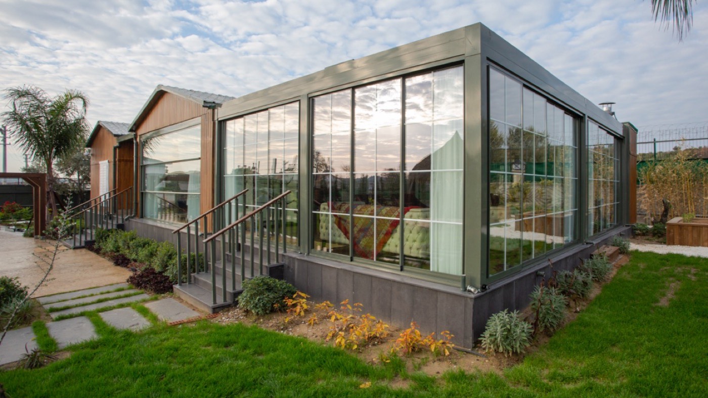 Glasschiebewand mit Isolierglas an einem Glasanbau im Garten