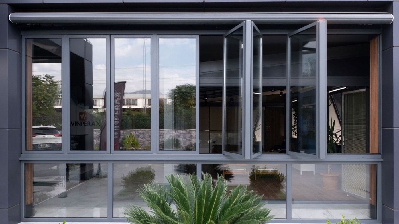 Glasschiebewand mit Isolierglas an einem Glasanbau im Garten